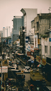 繁忙都市街道景象
