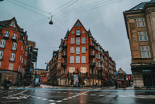北欧城市雨后街道建筑景观