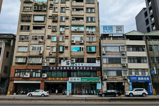 老旧城市街道的居民楼