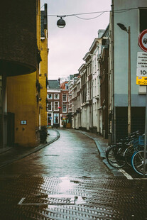 雨后湿巷中的静谧街景