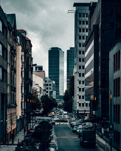 城市街道高楼间的车流