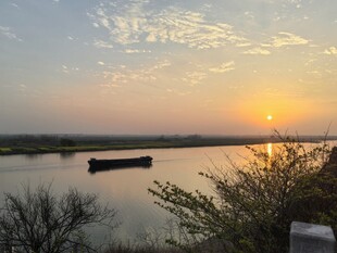 河畔日落美景