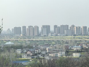 城郊高楼与低矮民居景观