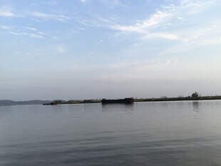 宁静湖面与远处天际线