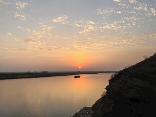 河畔日落美景