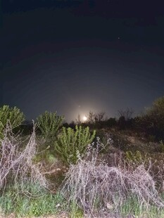 夜幕下荒野中的朦胧亮光