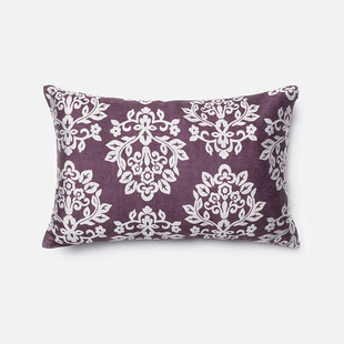 紫色花纹装饰抱枕