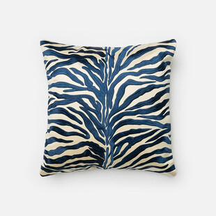 蓝白斑马纹抱枕