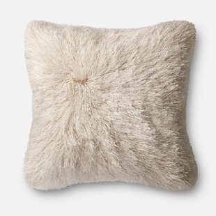 米白色毛绒抱枕