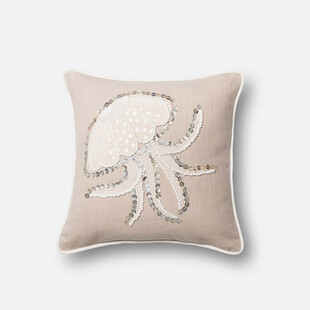 刺绣章鱼图案的米色抱枕