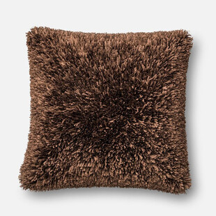 棕色毛绒抱枕