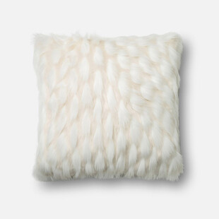 毛绒纹理白色抱枕