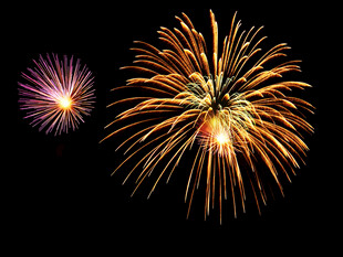 夜空中绚烂的烟花绽放