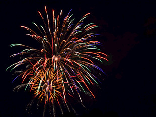 夜空中绚烂绽放的烟花