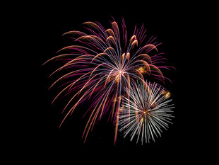 夜空中绚烂的烟花绽放