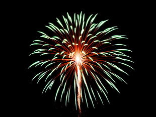 绚丽烟花绽放夜空中