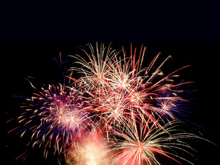 夜空中绚烂的烟花绽放