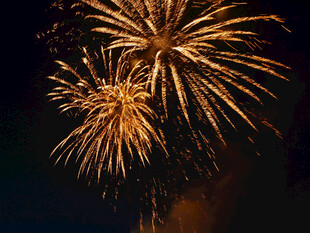 夜空中绚烂的金色烟花