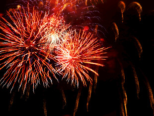 绚丽烟花绽放夜空