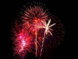 绚丽烟花绽放夜空