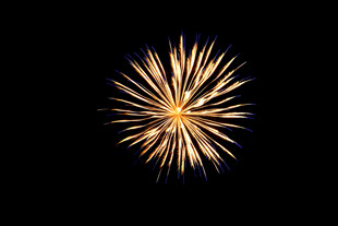 金色烟花绽放夜空