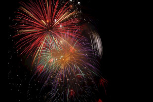 绚丽烟花绽放夜空