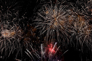 夜空中绚烂的烟花绽放