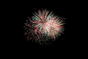 绚丽烟花绽放夜空