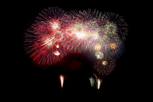 绚丽烟花绽放夜空