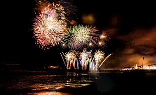 夜空中绚烂绽放的烟花