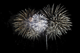 夜空中绚烂绽放的烟花