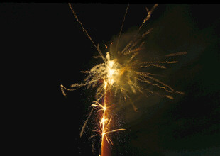 夜空中闪耀的绚烂仙女棒