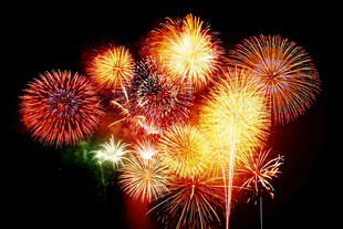 绚丽烟花绽放夜空中