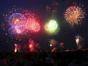 夜空中绚烂的多彩烟花