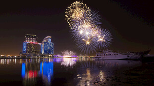 城市夜景中绚烂的烟花绽放