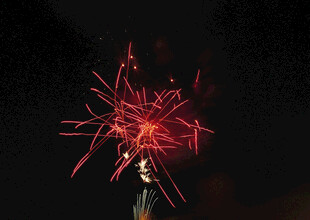 夜空中绽放的绚烂烟花