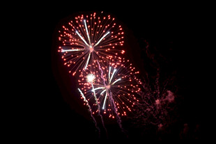 夜空中绚烂绽放的红烟花