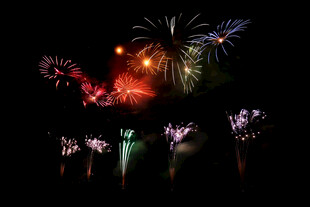 绚丽烟花夜空绽放