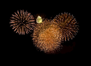 米奇造型烟花点亮夜空