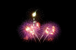 绚丽烟花绽放夜空