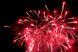 绚丽红烟花绽放夜空