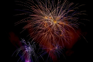 绚丽烟花绽放夜空