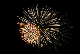 夜空中绚烂的烟花绽放