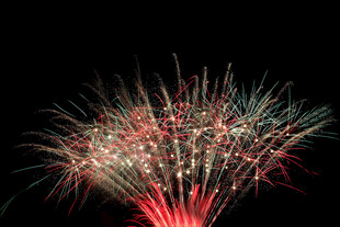 夜空中绚烂绽放的烟花