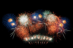 绚丽烟花绽放夜空