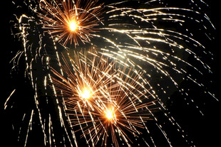 夜空中绚烂的烟花绽放