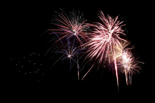 夜空中绚烂的烟花绽放