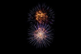 夜空中绚烂的烟花绽放