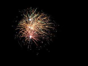 夜空中绚烂绽放的烟花