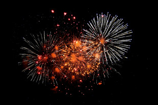 绚丽烟花绽放夜空